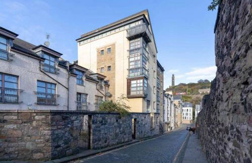 Next to the Palace and Royal Mile with parking - Photo 9