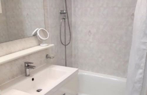 Charmant T2 avec Piscine, Tennis, Wifi et Garage à Bormes-les-Mimosas - FR-1-610-92 - Foto 9