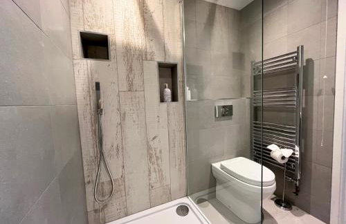 Spacious Apartment~Parking~Close to Seafront - Photo 8