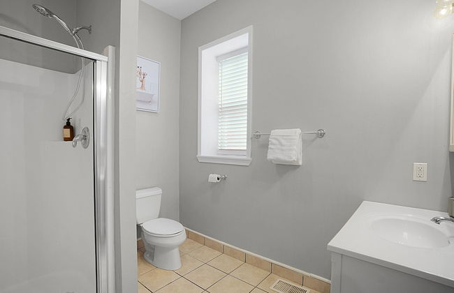 Spacious 3-Bedroom with King Bed - Photo 14