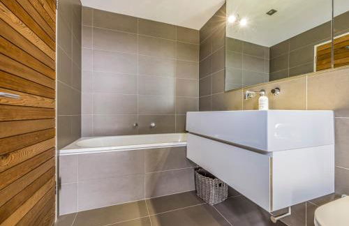 Breathtaking Home with Parking - Pass the Keys - Photo 23