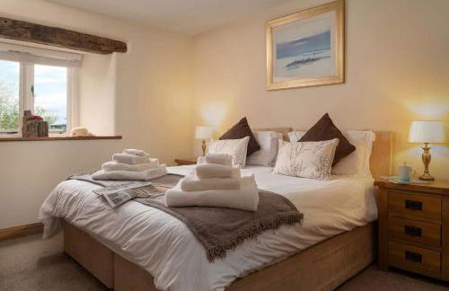 CRUCK BARN - Beautiful Renovated Barn within the Countryside - Photo 16