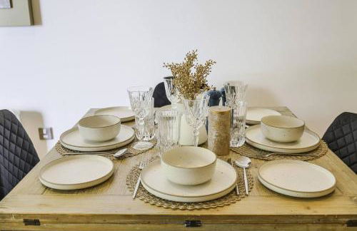 Elegant 2-Bedroom Apartment with Balcony - Foto 33