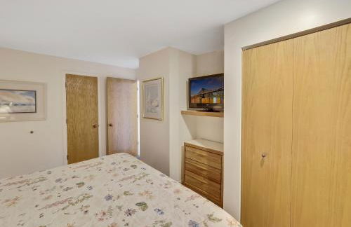 111 Edgewater Inn - Photo 8