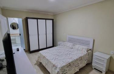 Super Confortável, WiFi Rápido, Garagem Coberta, 2 Banheiros, Suíte, 3 Quartos, Microondas, Cozinha Grande Completa, Mesa de Jantar Grande, Entrada Privativa, Perto do Shopping Pátio Matosinhos, 5 min do Centro Histórico - Foto 12