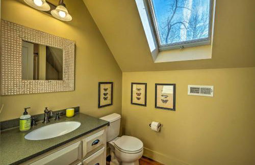 Luxe Green Barn Near Skiing with Mt Equinox Views! - Foto 15