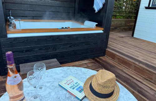 The Cabana Luxury Award Winning Tiny Home with Hot Tub and Private Garden 2 mins Walk to Ryde Beach - Photo 38