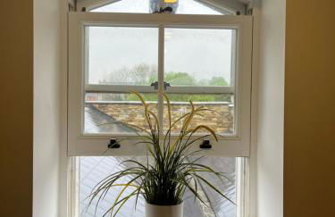 Loft studio apartment, BL, Town Centre, Secure gated parking option, Modern, fresh and spacious living, Netflix ready TV, Wifi - Photo 12