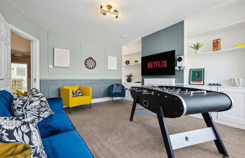 LONG TERM STAY SPECIAL OFFER AVAILABLE! 5-Bedroom Spacious, Stunning Design, Sociable Areas & Cosy House Near South Downs Park, Sleeps 11 with GAMES Room, PRIVATE PARKING and GARDEN - by Blue Puffin Stays - Foto 1