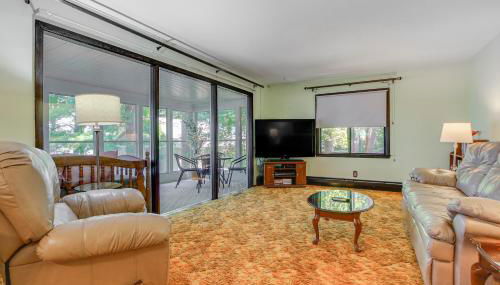 Waterfront Berry Lake Getaway with Sunroom! - Foto 3