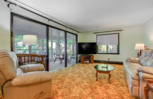 Waterfront Berry Lake Getaway with Sunroom! - Foto 3