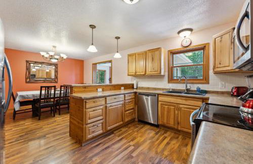 Dog-friendly 6-acre 5BR 3BA home, game room, deck, Wisconsin Dells 10min - Foto 22