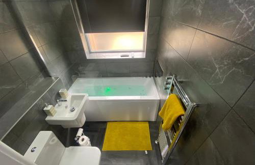 Modern 3 Bedroom Holiday Home -Jaquzzi Bath -Private Parking-suitable for contractors - Free WiFi - Foto 23