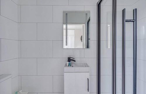 Beautiful 5 Bedroom 4 Bathroom House in W6 by Yoko Property - 10 minute's to Central London - Free Parking, Fast WiFi, Work Desks and SmartTVs with Disney and Netflix - Foto 12