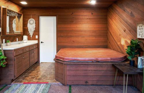 Luxe Boutique-Style Home w/Indoor Hot Tub - Foto 33