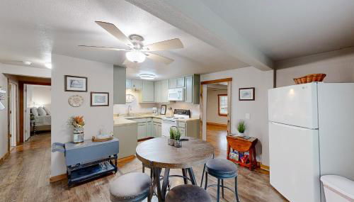 Walk to Medina River Cowboy Cottage with BBQ Pit - Foto 3