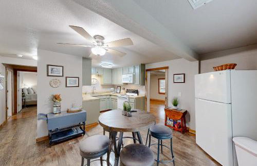 Walk to Medina River Cowboy Cottage with BBQ Pit - Foto 3