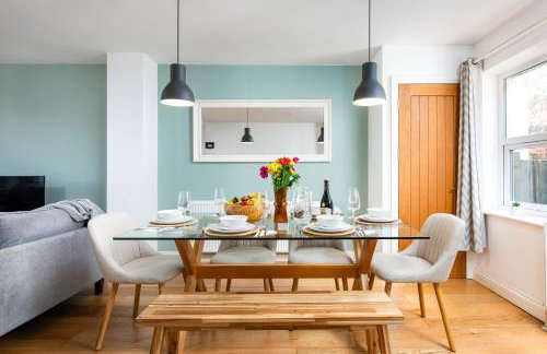 Large 5Bed Town House-Sleeps 9-By FabAccommodation - Foto 1