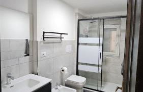 Modern Hillside Retreat with Panoramic Views - Foto 33