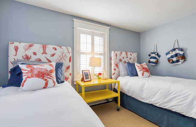 Waterfront 4bdr w/ Deck, Stunning Views, Fire Pit Cedar Street by Avantstay - Foto 23