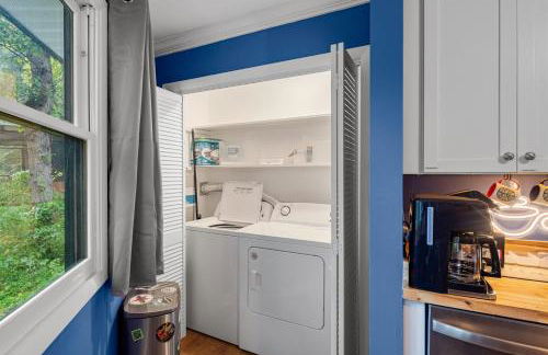 Fun & Funky Asheville Home with Pool Table, Darts - Foto 29