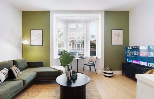 Convenient 2BR Stay on Gladstone Street Near Transport - Photo 1