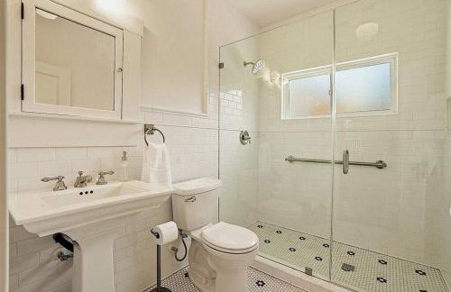 Vine Street Bungalow-Hot Tub, EV, Walk to Town - Photo 17