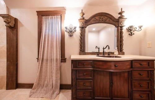 HIGHLANDS CASTLE overlooking Lake George plus 2 other CASTLES & SUITES - Foto 36