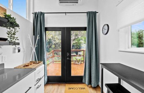 Spacious and Bright with Deck Walkable to 6th St - Foto 18