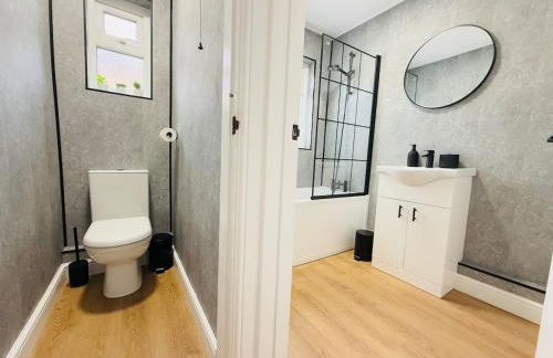 Comfy 4 Bed Home - Port Talbot - Perfect for Contractors & Families - Foto 16