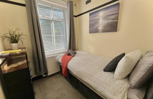 Stylish 3-bed home in Prestwich with free parking - Foto 11