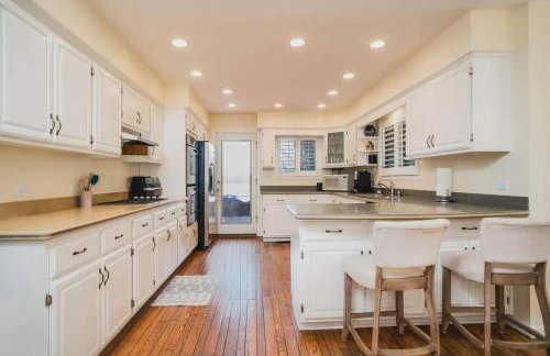 Monthly or Seasonal Large Petite Lake 44 Lakehouse Retreat with Private Pier and Hot Tub secluded Deep in the Woods - Foto 12