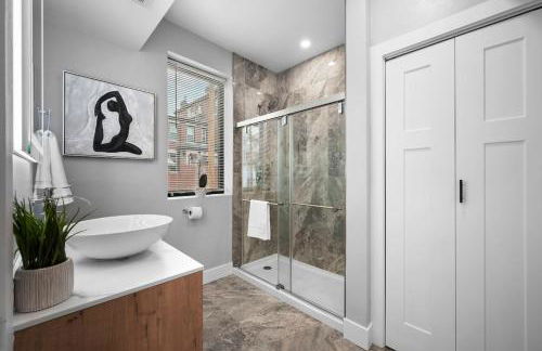 PFR Suites - Highland, 3BR 2BA Shadyside Condo, ADA, 2 Decks and Off-Street Parking - Foto 7