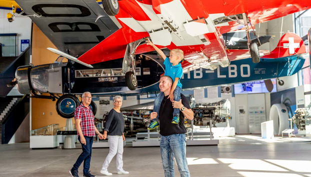 Observando os aviões do Museu Suíço do Transporte