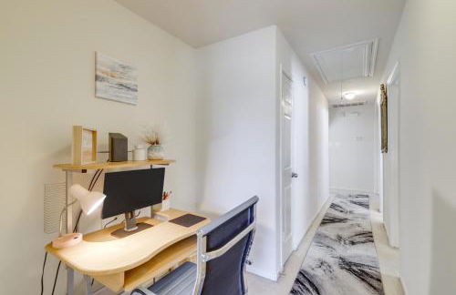 Lake-View Home with Pool Access in Legends Ranch! - Foto 17