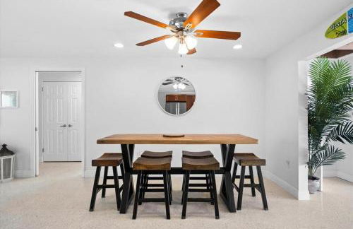 Private Village Home with Heated pool & spa with private front courtyard - Photo 58