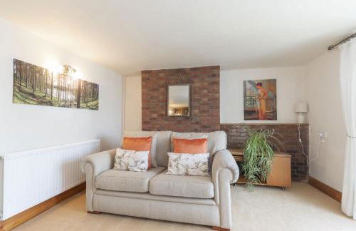 Peaceful 3-Bed Cottage in Eastington, near Stonehouse - Photo 18