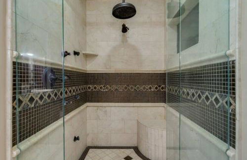 Estate Resort Style Oasis 6BDRM, 5.5 Bath Heated Pool with Misters - Foto 32