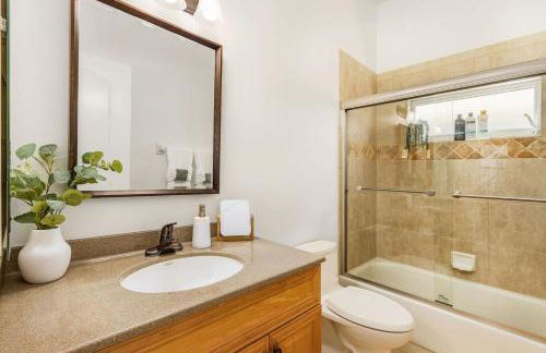 Villa Tropicana Luxury pool home. Gated community - Photo 23