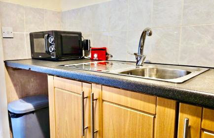 Comfy Entire Apartment with Free Parking in Bury Town - Photo 18