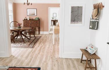 Designer Home 2 Bedroom - 20min to NYC WTC - Private Backyard - Foto 20