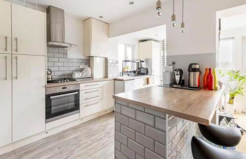 Bright & Stylish 4-Bed Home in the Heart of Morden - Photo 22