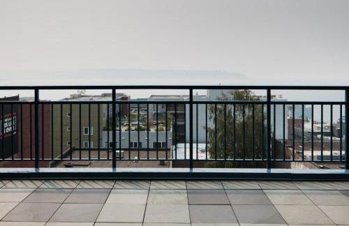 City Water View Oasis with Pool & Gym near Cruise in Heart of Seattle - Foto 39