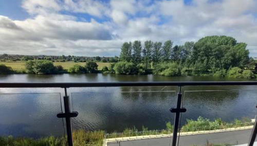 Central Modern and Spacious River view Apartment with parking - Foto 2