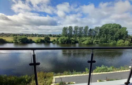 Central Modern and Spacious River view Apartment with parking - Foto 2