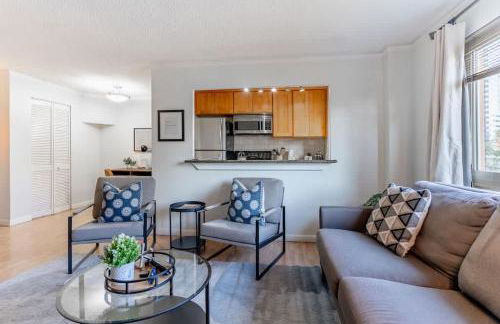 Vibrant Downtown, King Bed, Work Desk & Kitchen - Foto 12