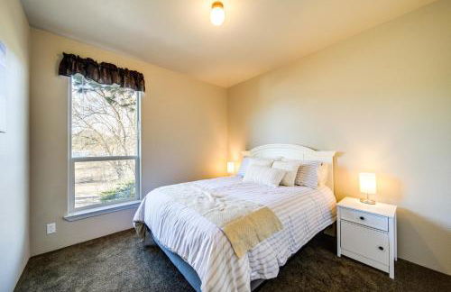 Newport Riverfront Home with Deck and Fire Pit! - Foto 16