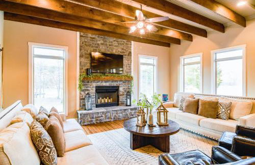 Paradise Point - 4BR Lakefront Haven Dock, Kayaks, & Cozy Firepit - Foto 3