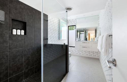 Monterey Manor Interior Designed Home Plus Pool - Photo 37