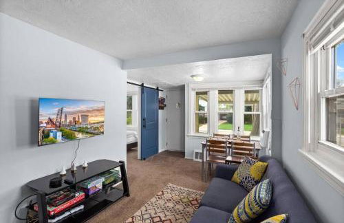 Cozy Bungalow 10 Min to DTWN CLE - Foto 1